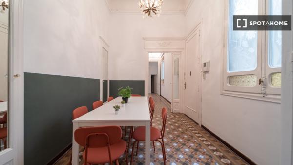 Pokój we wspólnym mieszkaniu w Barcelonie