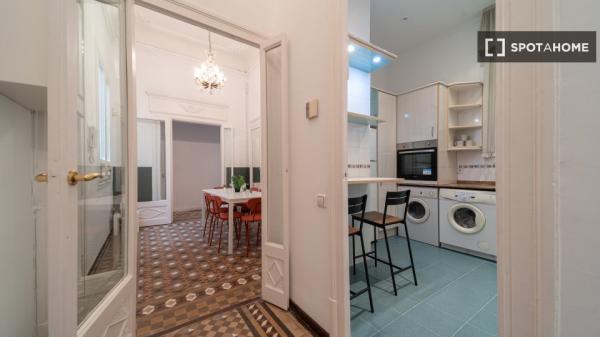 Pokój we wspólnym mieszkaniu w Barcelonie