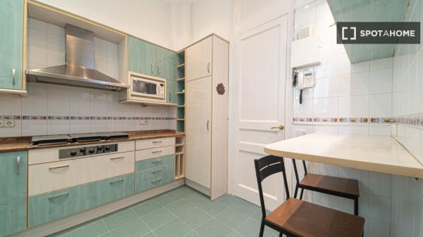 Pokój we wspólnym mieszkaniu w Barcelonie