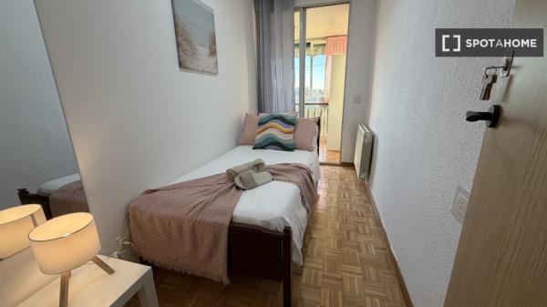 Habitación en piso de 7 habitaciones en alquiler en Vista Alegre, Madrid