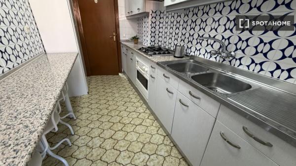 Habitación en piso de 7 habitaciones en alquiler en Vista Alegre, Madrid