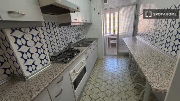 Habitación en piso de 7 habitaciones en alquiler en Vista Alegre, Madrid