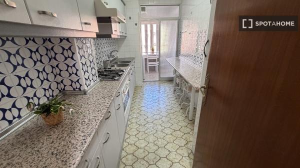 Habitación en piso de 7 habitaciones en alquiler en Vista Alegre, Madrid