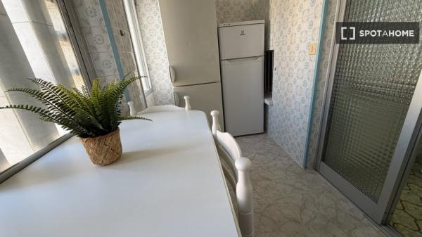 Habitación en piso de 7 habitaciones en alquiler en Vista Alegre, Madrid