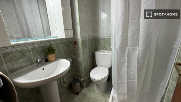 Habitación en piso de 7 habitaciones en alquiler en Vista Alegre, Madrid