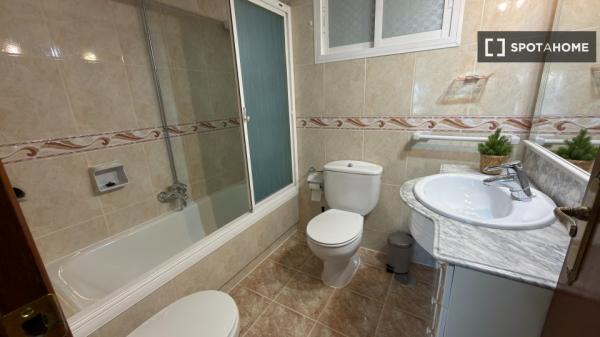 Habitación en piso de 7 habitaciones en alquiler en Vista Alegre, Madrid