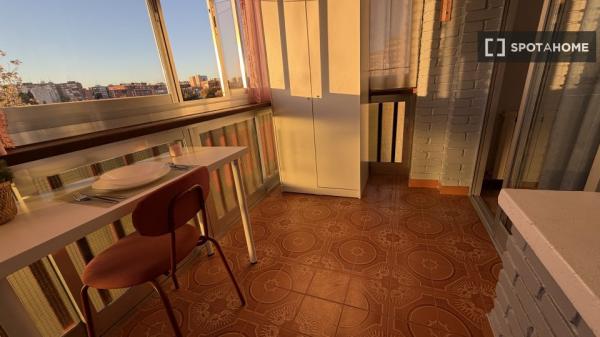 Habitación en piso de 7 habitaciones en alquiler en Vista Alegre, Madrid