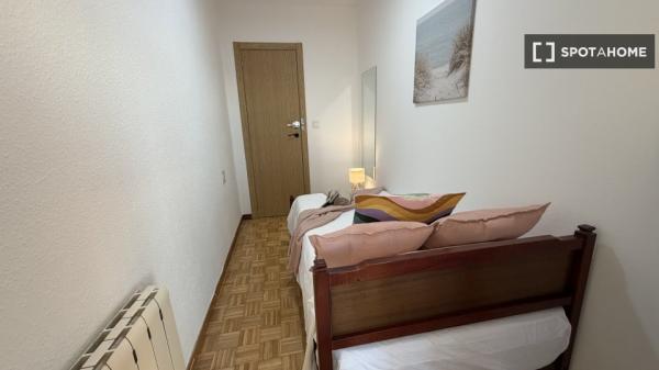 Habitación en piso de 7 habitaciones en alquiler en Vista Alegre, Madrid