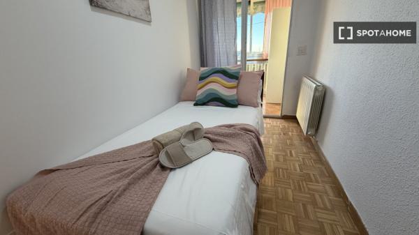 Habitación en piso de 7 habitaciones en alquiler en Vista Alegre, Madrid