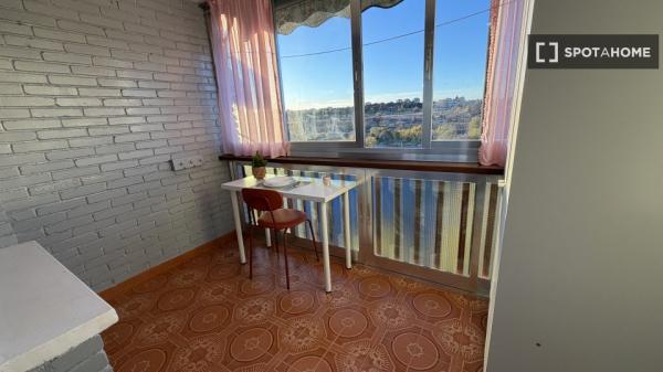 Habitación en piso de 7 habitaciones en alquiler en Vista Alegre, Madrid