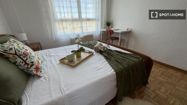 Habitación en piso de 7 habitaciones en alquiler en Vista Alegre, Madrid