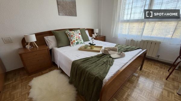 Habitación en piso de 7 habitaciones en alquiler en Vista Alegre, Madrid