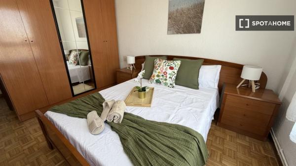 Habitación en piso de 7 habitaciones en alquiler en Vista Alegre, Madrid