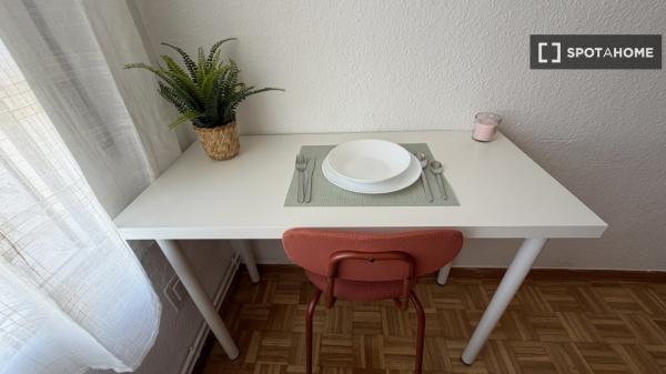 Habitación en piso de 7 habitaciones en alquiler en Vista Alegre, Madrid