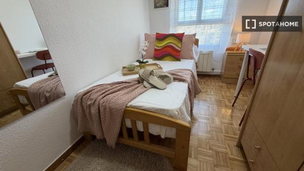 Habitación en piso de 7 habitaciones en alquiler en Vista Alegre, Madrid