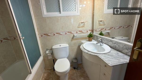 Habitación en piso de 7 habitaciones en alquiler en Vista Alegre, Madrid