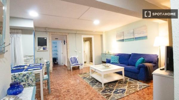 Se alquila piso de 3 habitaciones en Cabanyal-Canyamelar.