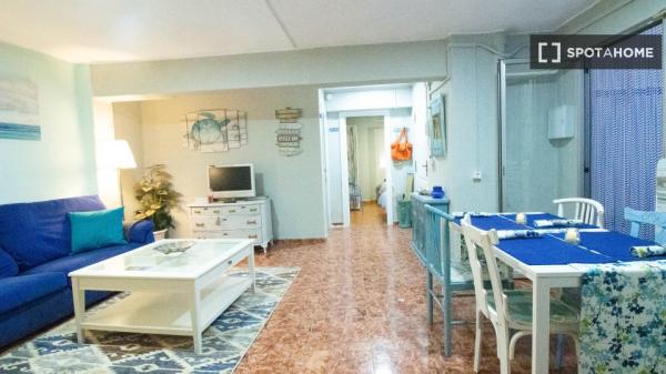 Se alquila piso de 3 habitaciones en Cabanyal-Canyamelar.