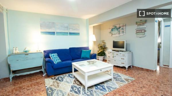 Se alquila piso de 3 habitaciones en Cabanyal-Canyamelar.