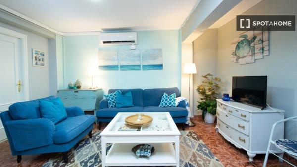 Se alquila piso de 3 habitaciones en Cabanyal-Canyamelar.