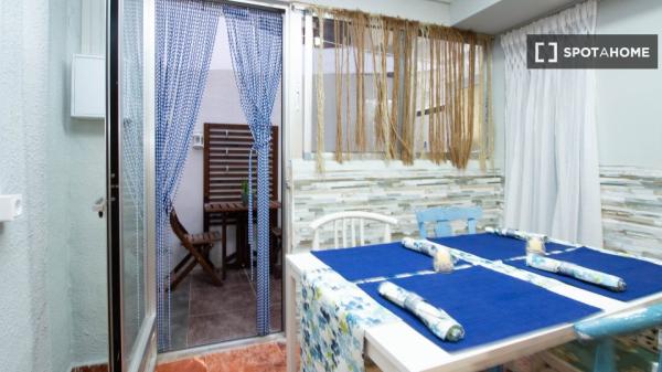 Se alquila piso de 3 habitaciones en Cabanyal-Canyamelar.