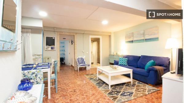 Se alquila piso de 3 habitaciones en Cabanyal-Canyamelar.