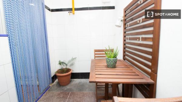 Se alquila piso de 3 habitaciones en Cabanyal-Canyamelar.