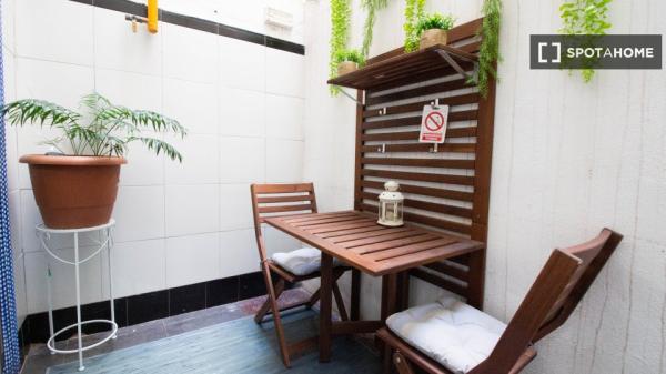 Se alquila piso de 3 habitaciones en Cabanyal-Canyamelar.