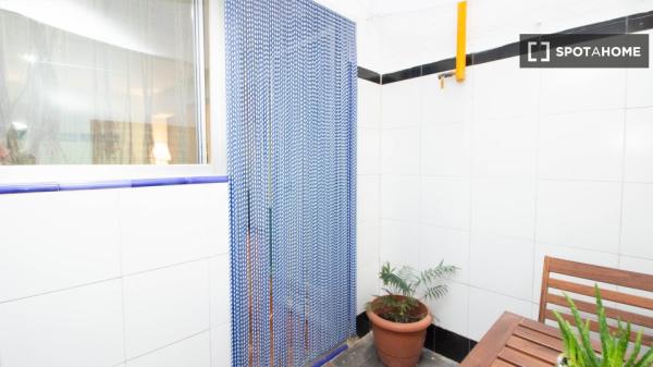 Se alquila piso de 3 habitaciones en Cabanyal-Canyamelar.