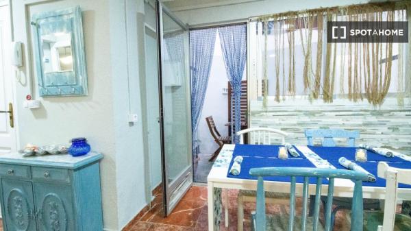 Se alquila piso de 3 habitaciones en Cabanyal-Canyamelar.