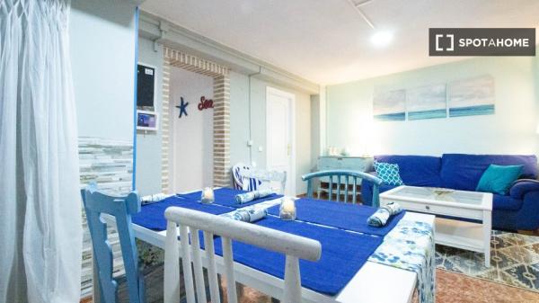 Se alquila piso de 3 habitaciones en Cabanyal-Canyamelar.