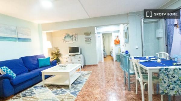 Se alquila piso de 3 habitaciones en Cabanyal-Canyamelar.