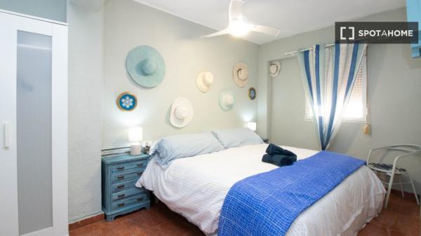 Se alquila piso de 3 habitaciones en Cabanyal-Canyamelar.