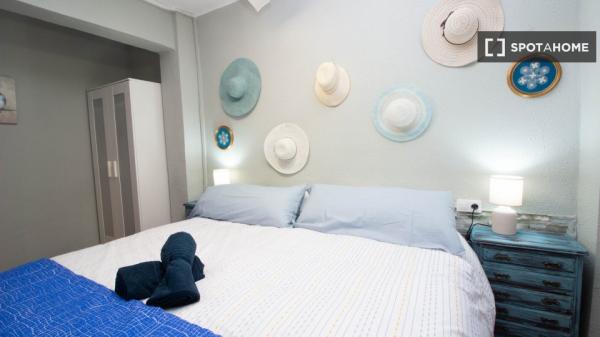 Se alquila piso de 3 habitaciones en Cabanyal-Canyamelar.