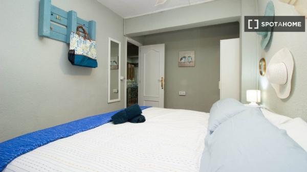 Se alquila piso de 3 habitaciones en Cabanyal-Canyamelar.