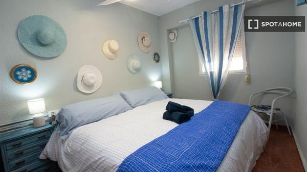 Se alquila piso de 3 habitaciones en Cabanyal-Canyamelar.