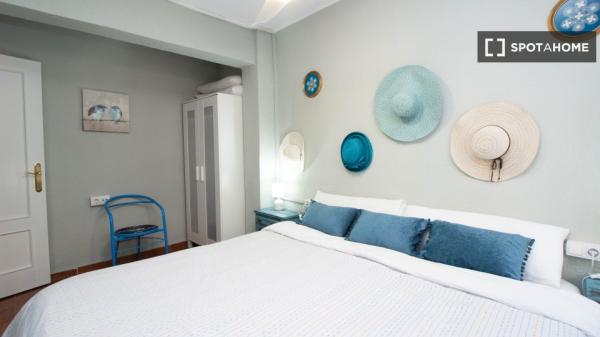 Se alquila piso de 3 habitaciones en Cabanyal-Canyamelar.