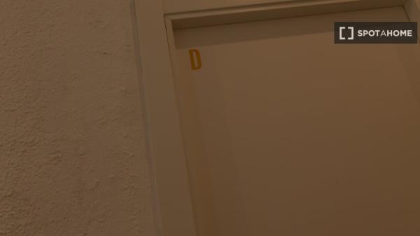 Room in a shared 7-bedroom flat for rent in Valencia