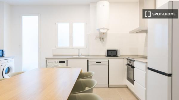 Room in a shared 7-bedroom flat for rent in Valencia