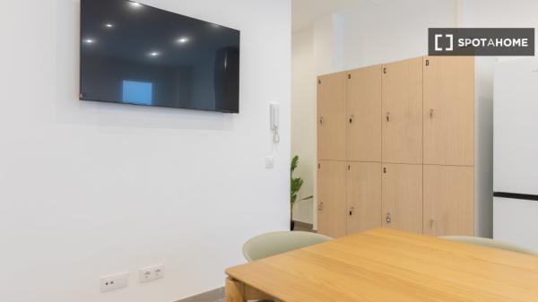 Room in a shared 7-bedroom flat for rent in Valencia