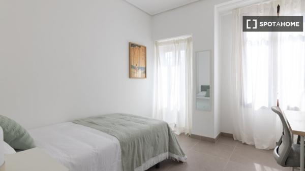 Habitación en piso compartido de 7 habitaciones en alquiler en Valencia