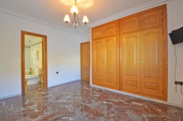 Chalet adosado en calle Reyes Católicos, 21