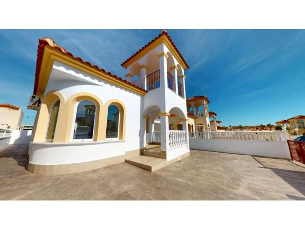 Casa independiente en calle Países Bajos