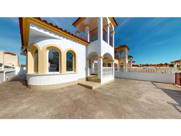 Casa independiente en calle Países Bajos