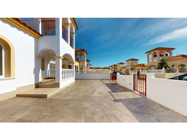 Casa independiente en calle Países Bajos