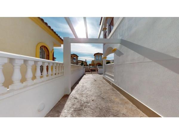 Casa independiente en calle Países Bajos