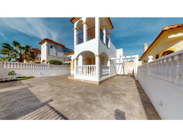 Casa independiente en calle Países Bajos