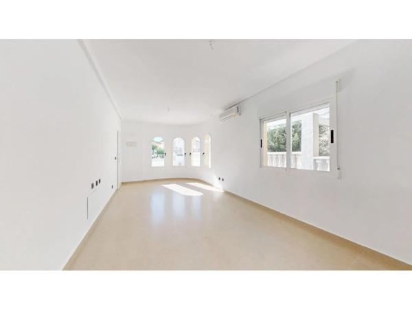 Casa independiente en calle Países Bajos