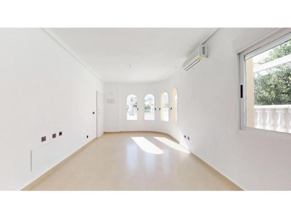 Casa independiente en calle Países Bajos