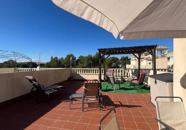 Chalet pareado en calle Salvador Dalí